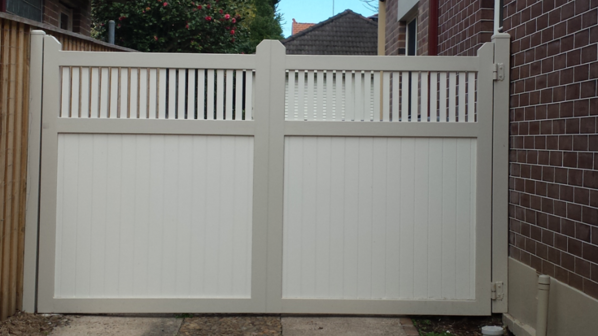 Automatic timber single swing gate